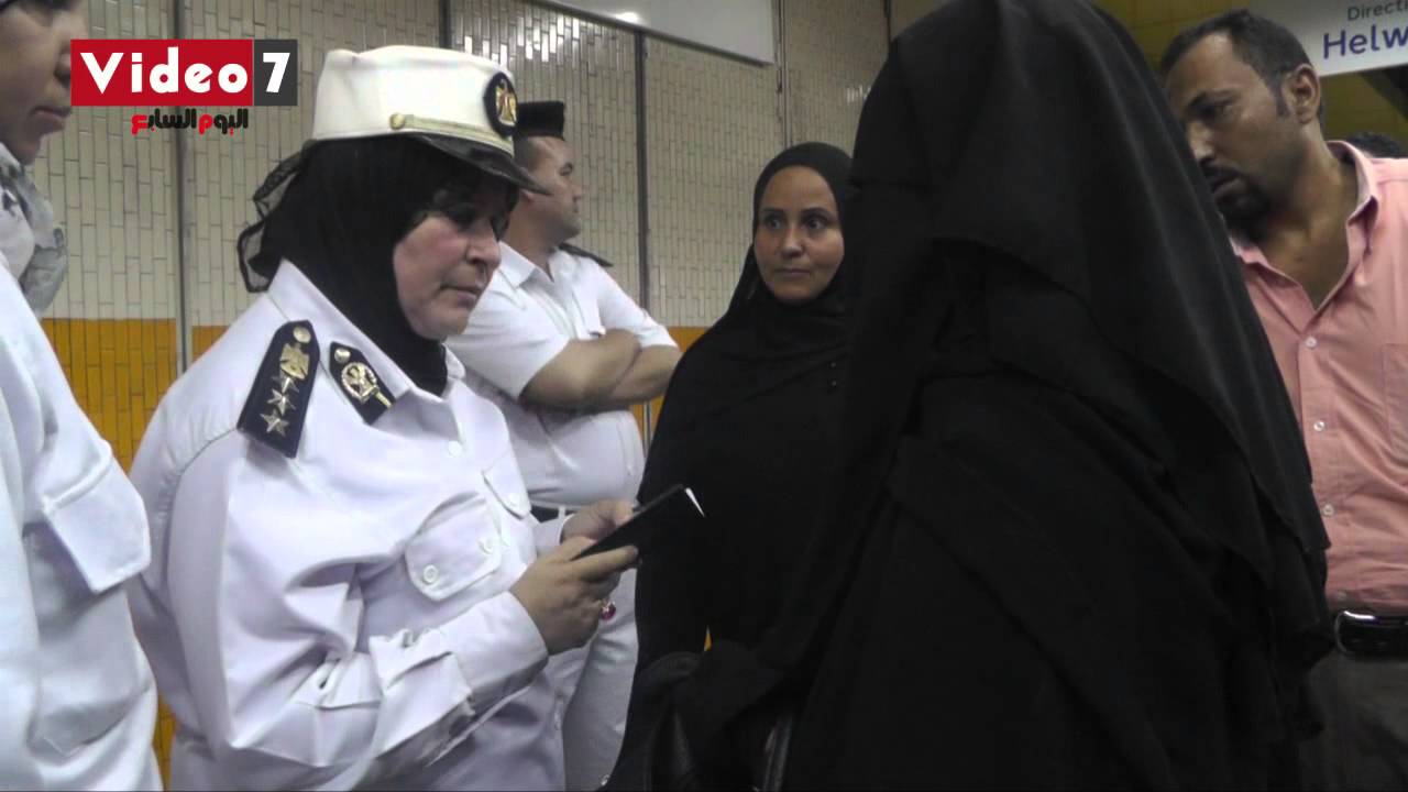 بالفيديو   تفتيش الأمن لحقائب السيدات بمحطة مترو سعد زغلول