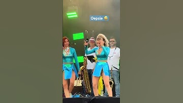 De tekst is zoek 😂 #blooper #julia #k3 #yayajippie #concert #gertjeee #hanne