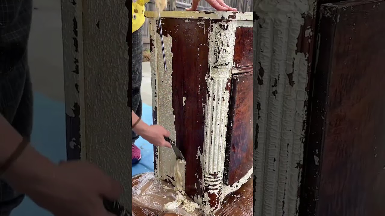 This gorgeous vintage cabinet belonged to my grandmother. No : 