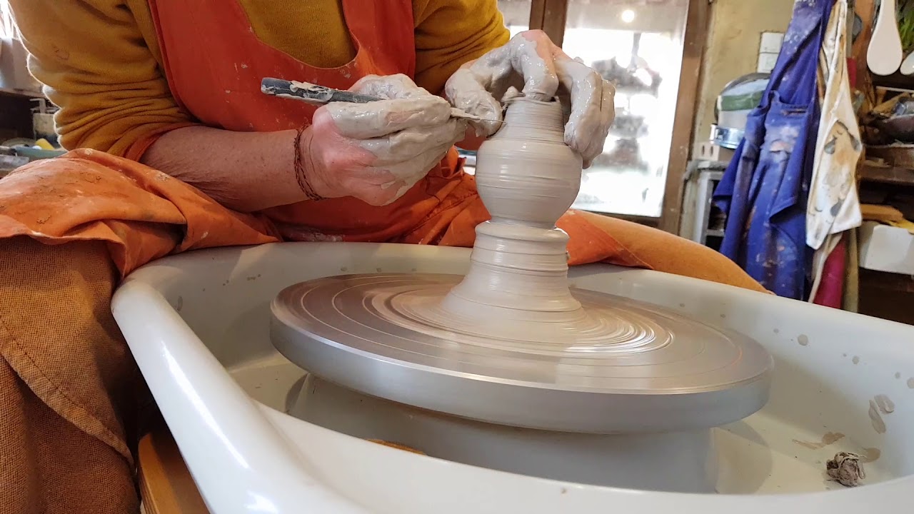 Poterie La Terre en Feu. Tournage à la quille de plusieurs pièces