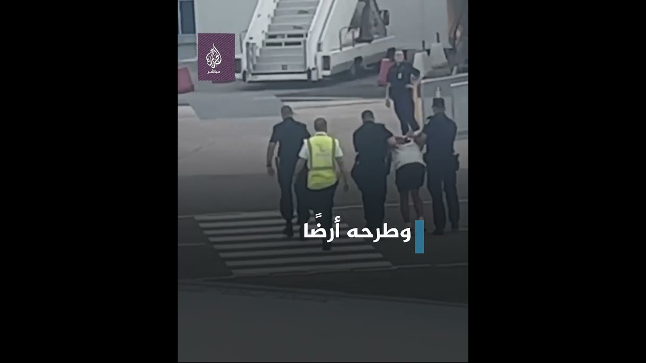 لدوافع غير واضحة.. ملاكم بريطاني يحاول فتح باب طائرة أثناء إقلاعها😨!!