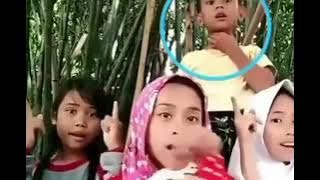 Lucunya Anak Kecil Tidak Sengaja Keselek Rambutan