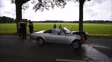 Oldtimer botst tegen boom in Noordlaren