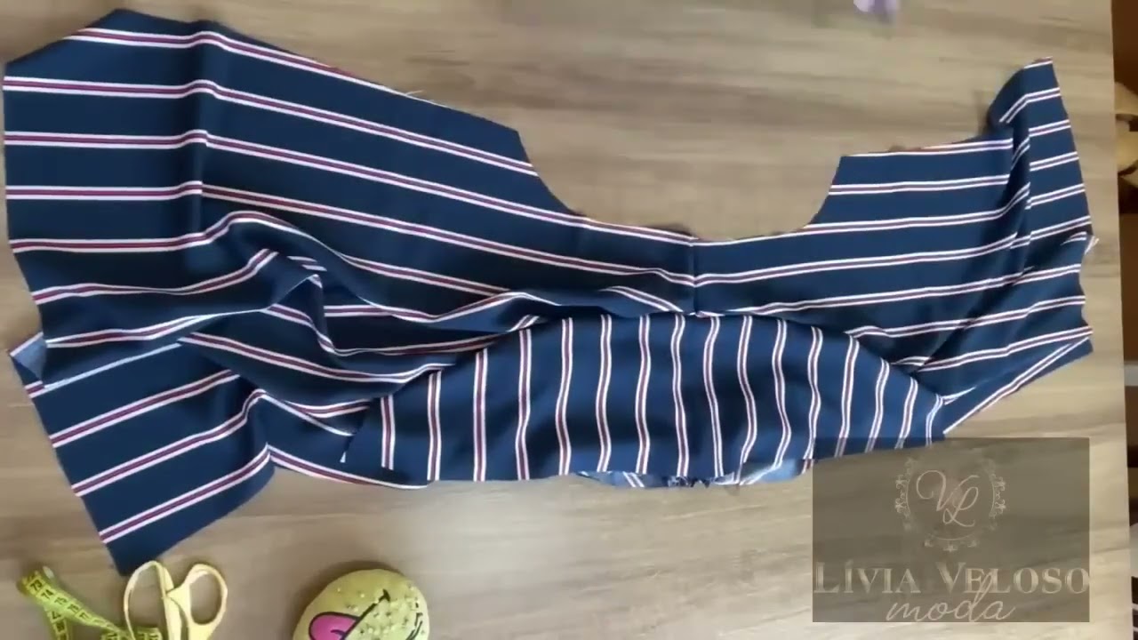 Blusa com manga fora com elástico. 