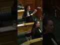 برقصة الهاكا الشهيرة أعضاء حزب الماوري السكان الأصليين في نيوزيلندا يحتجون داخل البرلمان