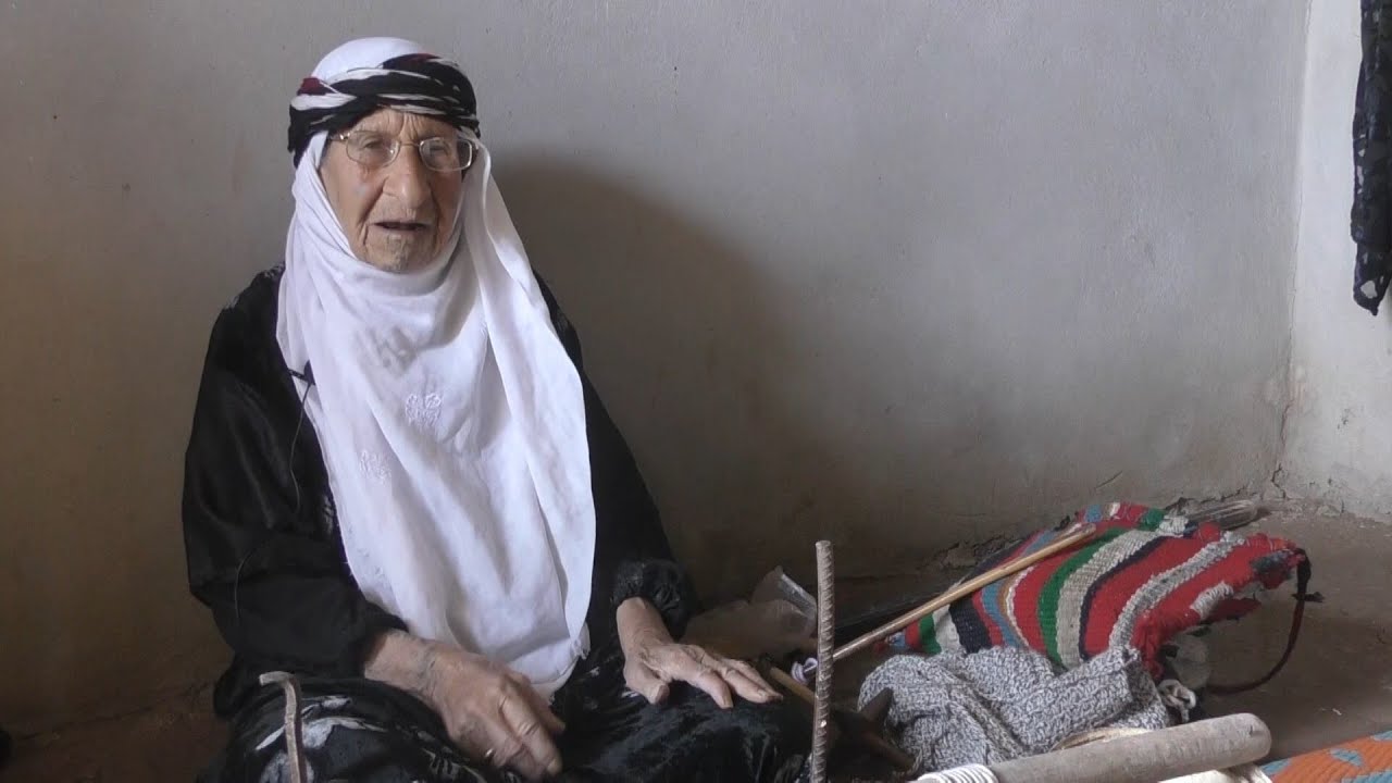 سيدة تسعينية تواظب على صناعة السجاد اليدوي في الحسكة