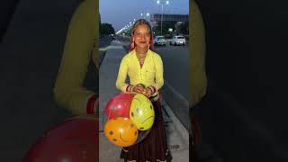 A poor woman displayed extraordinary talent on the road