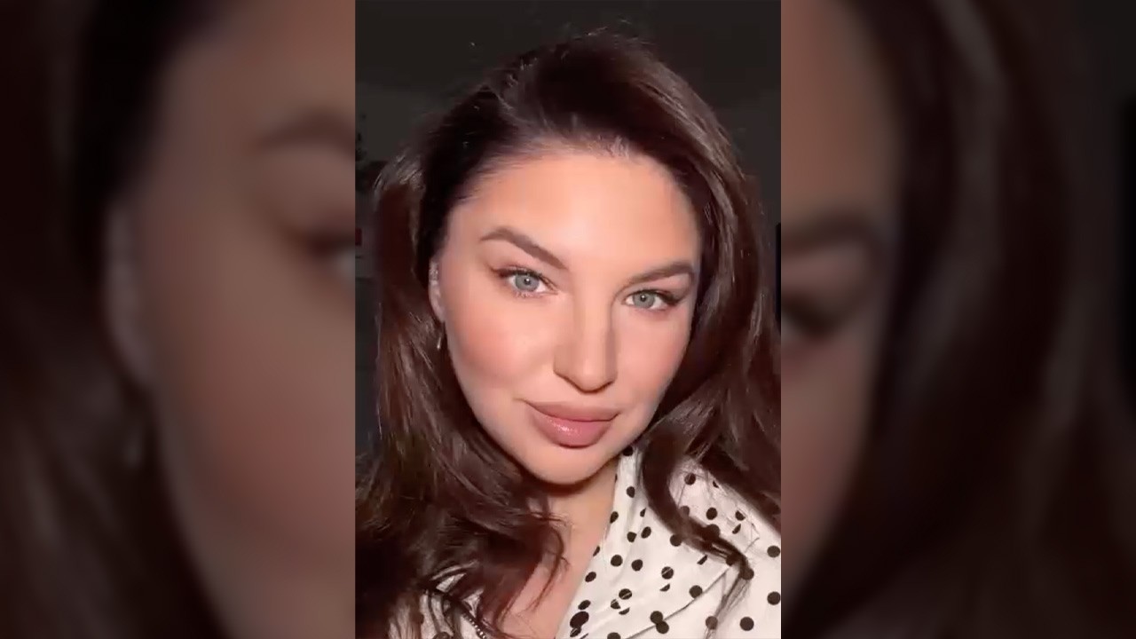 АЛЕНИ ВСЕ ЛЕЗУТ И ЛЕЗУТ