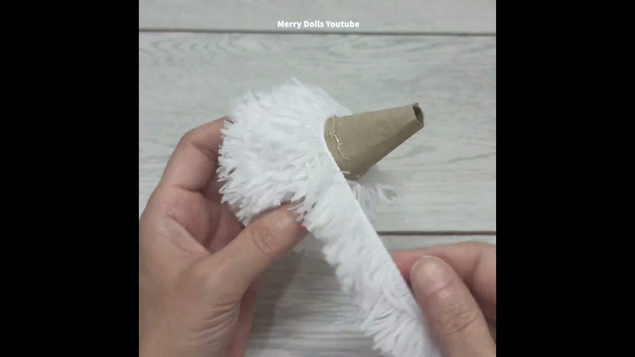 Great idea: Christmas Yarn Dolls With Toilet Paper Roll and String