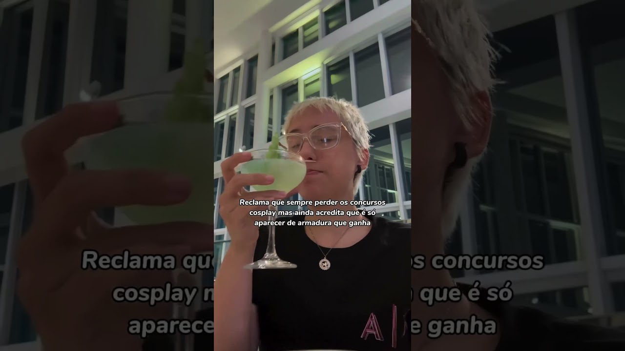 Quem ganha… uma garota seminua ou uma armadura foda?