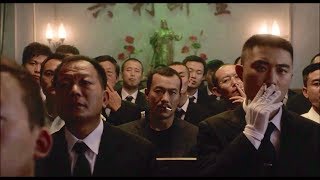 強面の男たちが見るのは、漢たちのアドレナリンが昂ぶるあのアニキの代表作！／映画『帰れない二人』本編映像