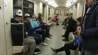 Музыка в метро. Комуз.