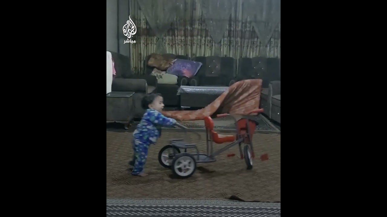 ⁣مشاهد مؤثرة تظهر فزع أطفال في غزة بسبب قصف إسرائيلي قرب منزلهم