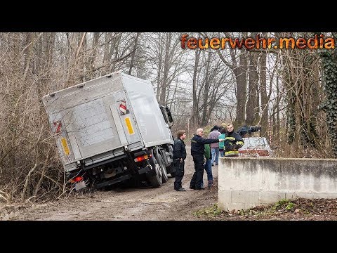 Lkw rutscht seitlich in den Straßengraben - Bergung mittels Seilwinde