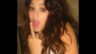 Oops Selenag & Vanessah Middle Finger??