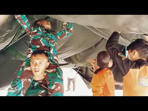 kegiatan pemasangan tenda bersama Retana relawan tangguh bencana bersama TNI DI CIANJUR