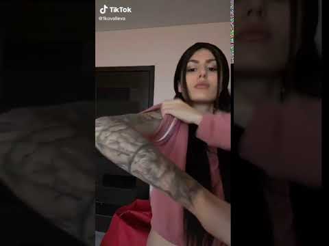 Video: Das Mädchen Fand Während Der Arbeit Des Meisters Einen Fehler Im Tattoo Ihrer Schwester Und Nahm Es Für TikTok Ab