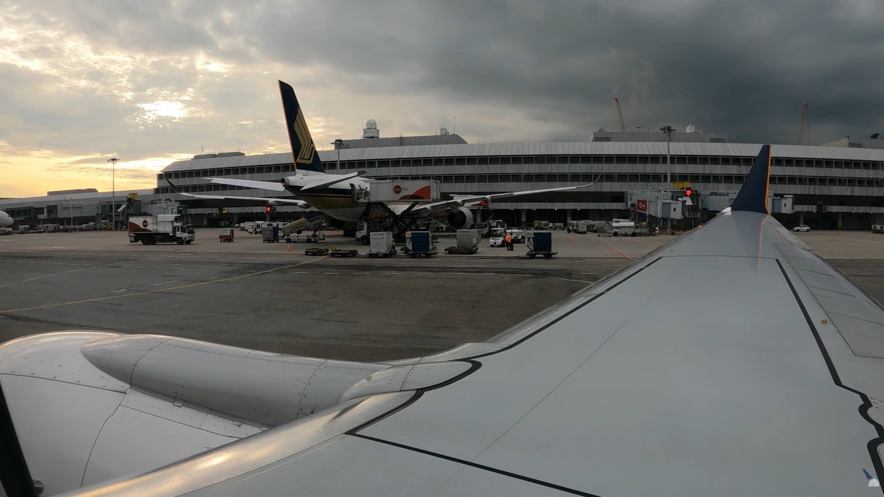 Singapore Airlines Boeing 737 MAX 8 take off from Singapore Changi