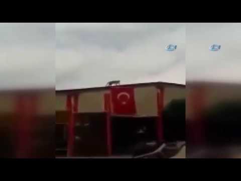 Çatıya Çıkan Kedi Türk Bayrağını Böyle Açtı