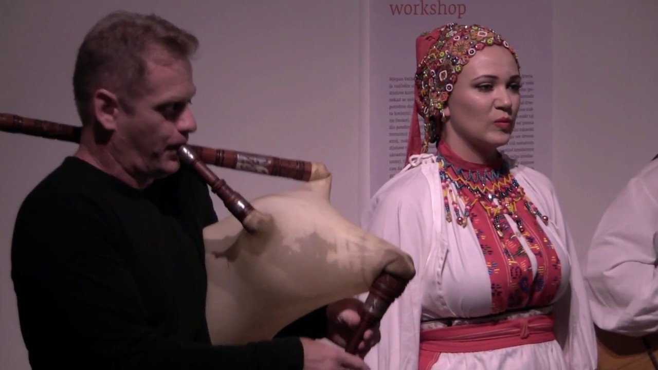 Hrvatski gajdaški orkestar  :  Berem grožđe i crno i bilo ; Oj gajdašu...