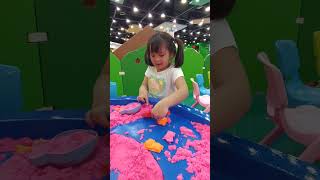 Liah Lauren plays kinetic sand at indoor playground #indoorplayground #kidzoona #kineticsand