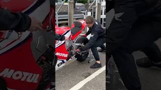 Could you change it QUICKER ? - Isle of Man TT