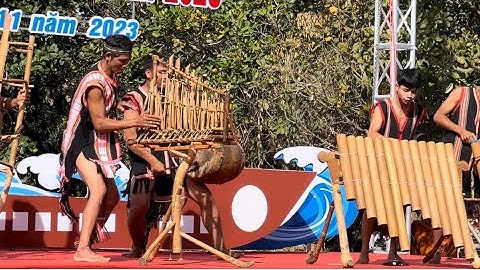 Nhóm nhạc cụ Rơ Châm Tih tại lễ hội đua thuyền độc mộc trên sông Pô Cô tranh cúp A Sanh 2023