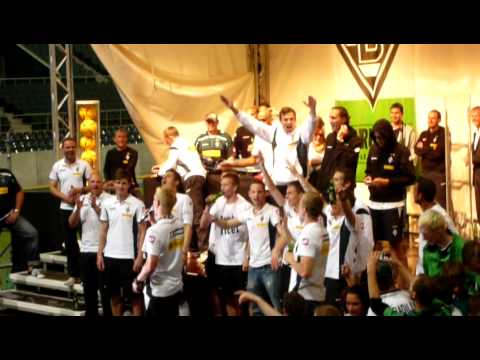 Vater Abraham ... Mike Hanke singt auf der "Klassenerhalt-Feier" im Borussiapark