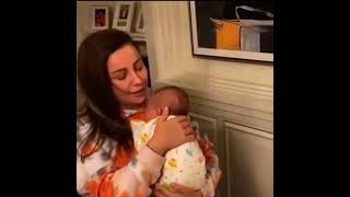 Merve Özbey - Kızına şarkı söylüyor