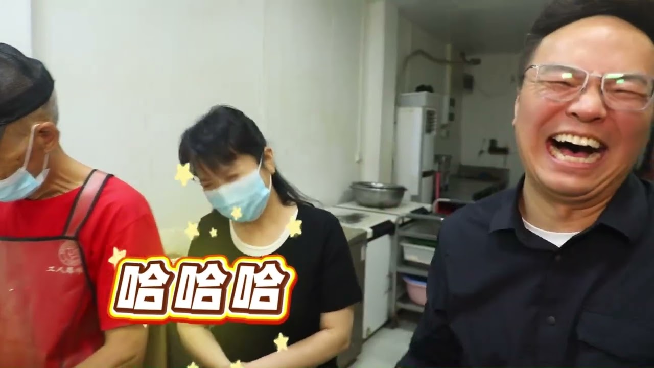 寻找郑州100家老店！炸鸡控速来集合！ 大鸡腿，九两重，金黄酥脆，肉厚多汁，从头到尾都入味。肉厚但一点都不柴，腌料的香味完全钻进每一丝纤维里，是脆皮碳水和肉肉被油浸炸过的顶级快乐！#寻找郑州100家