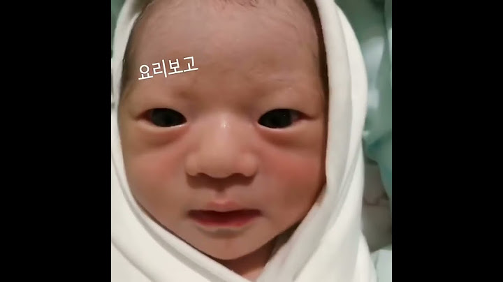 태어나자마자 눈뜨는 신생아