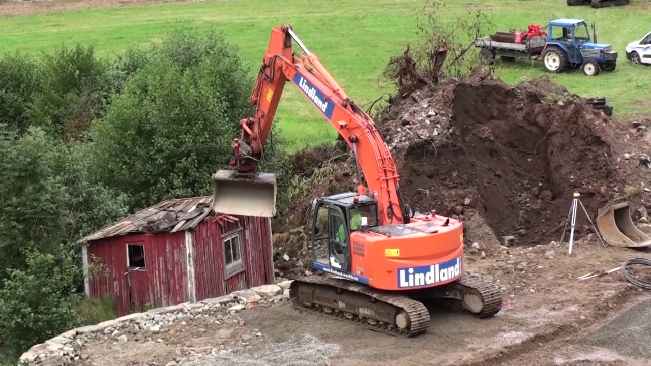Fjerning av tre og riving av et skjul med gravemaskin