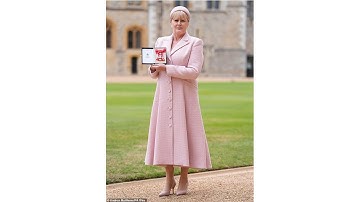 Sarah Lancashire geëerd met CBE door Prinses Anne op Windsor Castle!