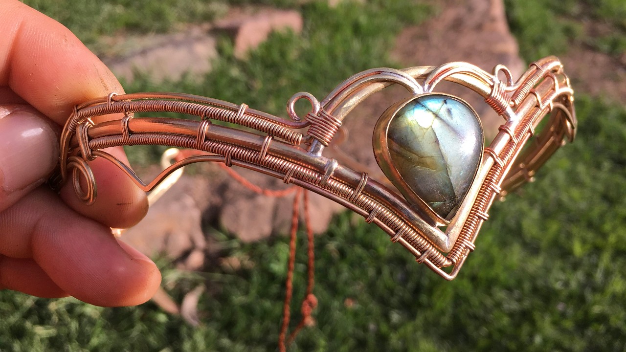 Tutorial de joyería: Cómo elaborar una tiara con alambre y piedra