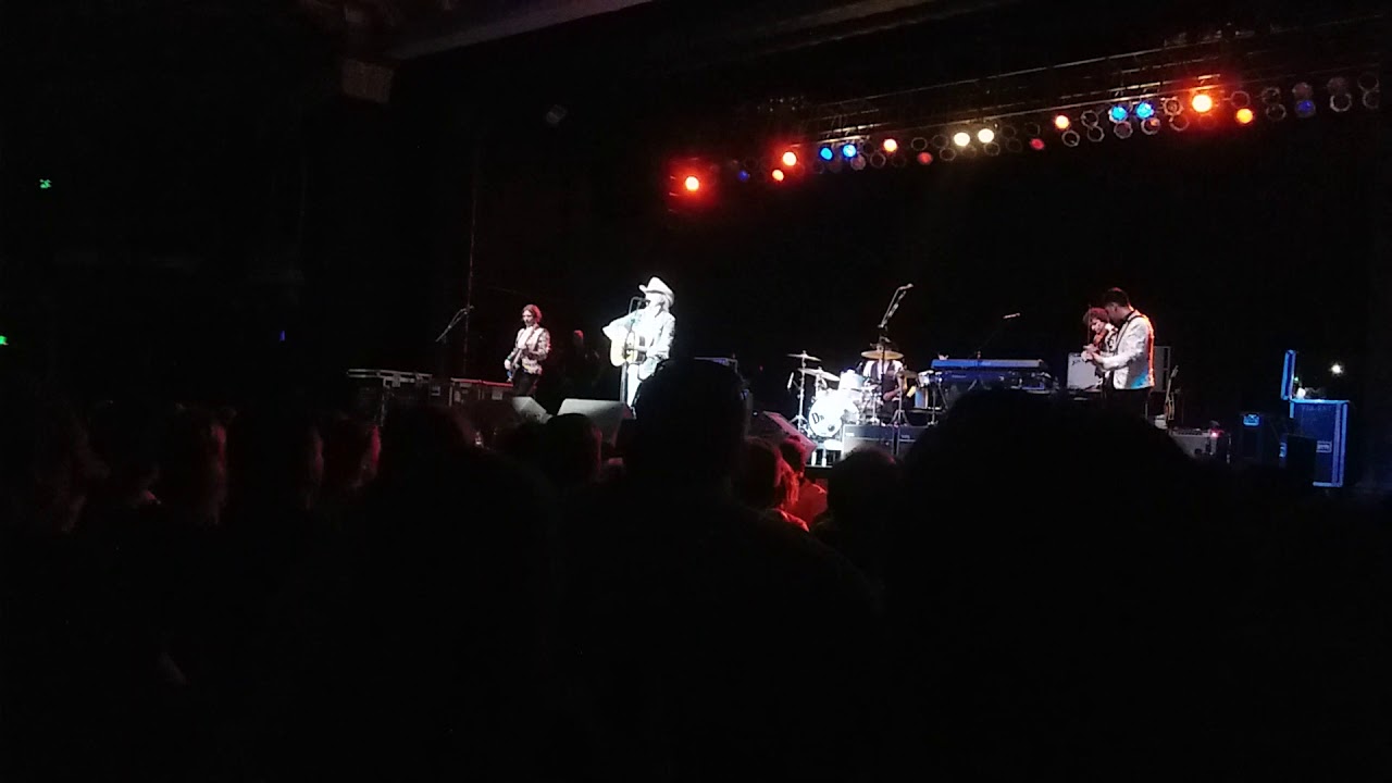 Dwight Yoakam - I'm a Lonesome Fugitive @ The Rave Milwaukee - YouTube