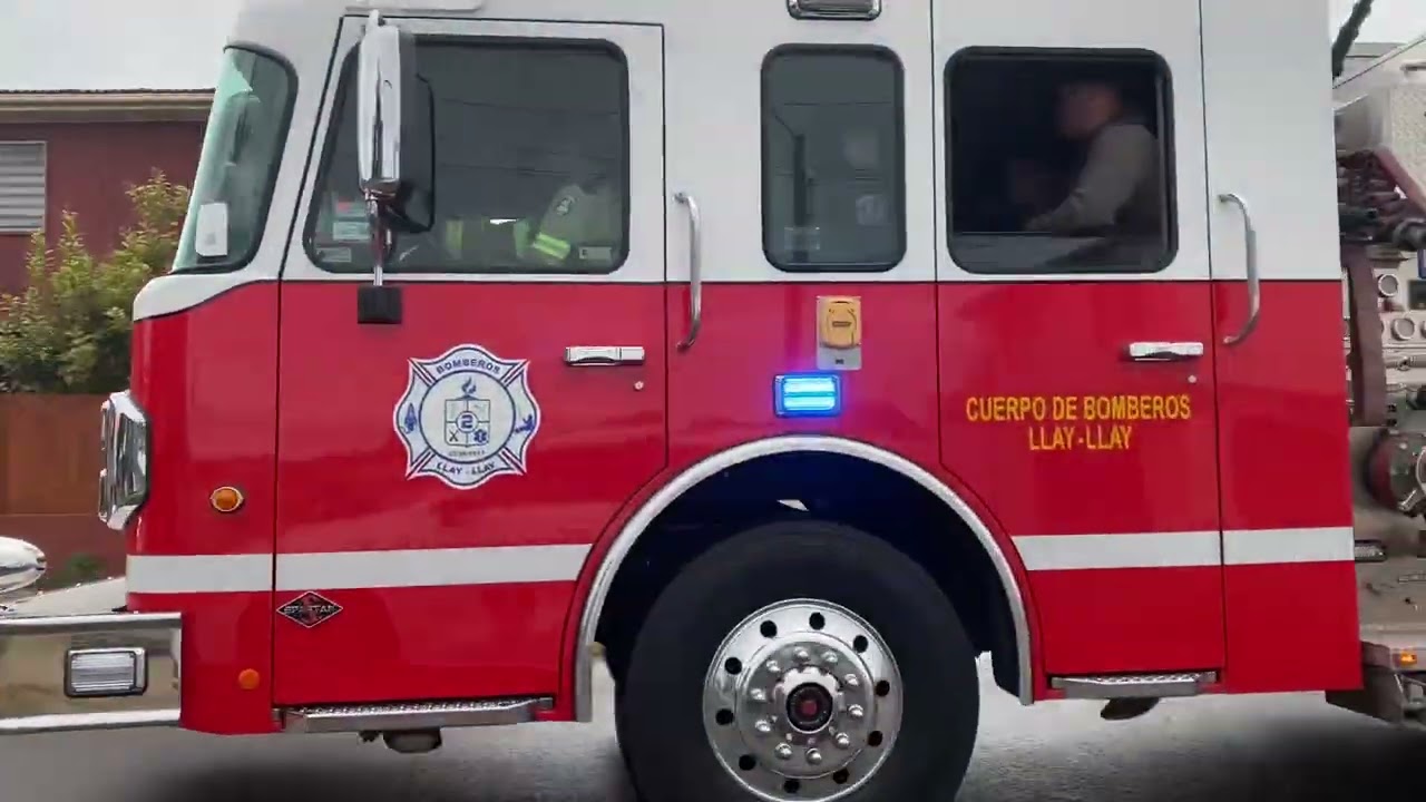 Ingreso de los carros de bomberos a la Expo de 2cia de bomberos de quintero 