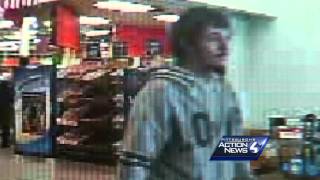 Caught on Camera: Man steals purse from Walmart shopping cart