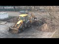 Экскаватор-погрузчик JCB 4CX ECO засыпает траншею