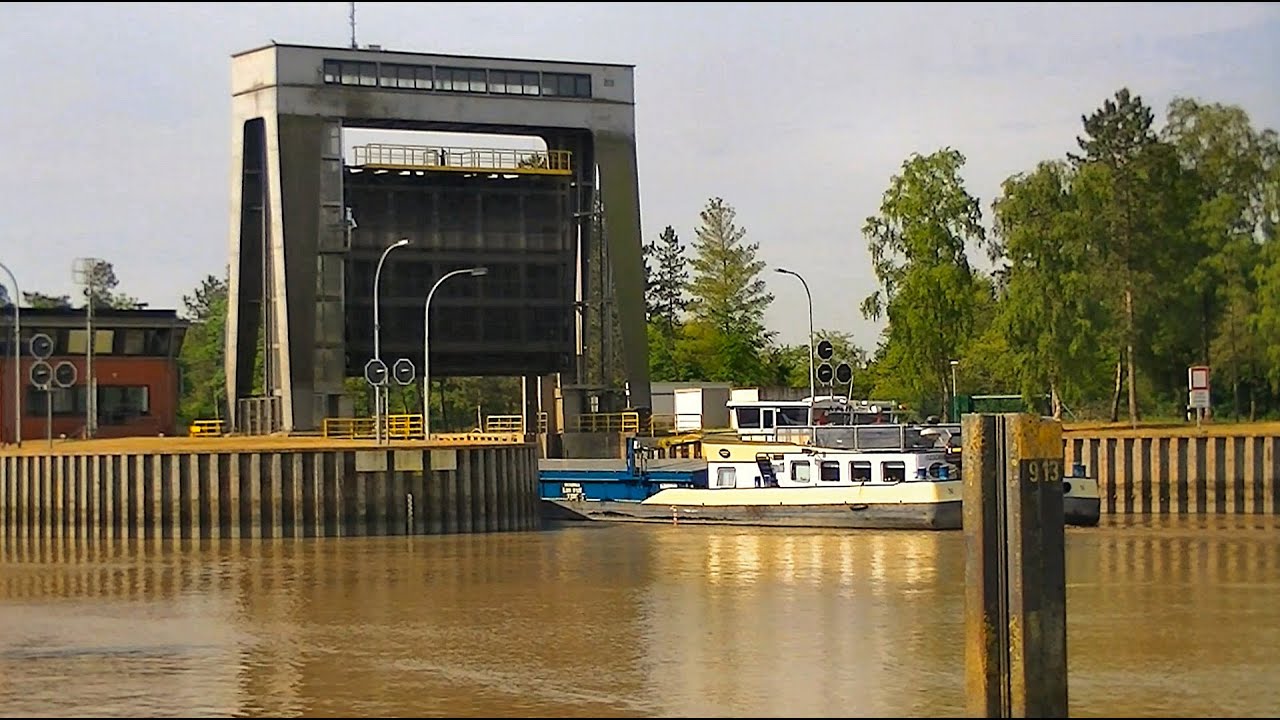 GMS "Cigno Minore" an der Emsschleuse bei Herbrum / Freighter "Cigno Minore"