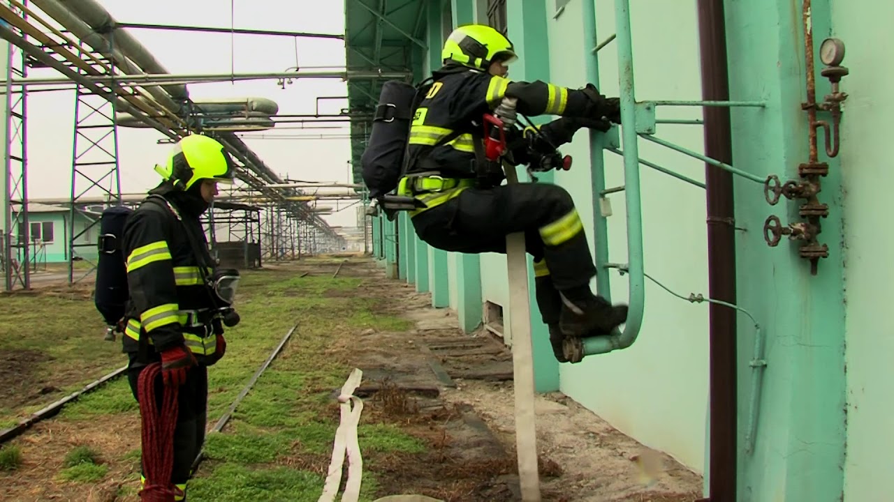 Součinnostní cvičení hasičů Synthesie s HZS Pardubického kraje