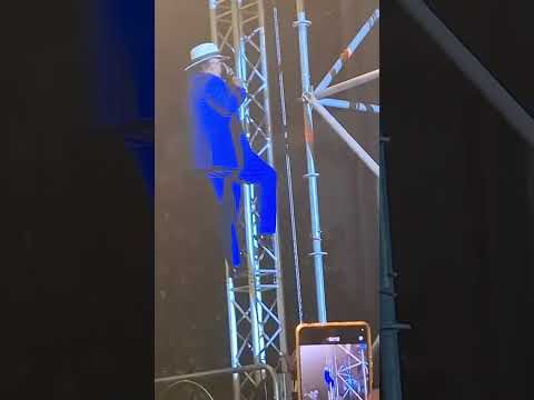 Video Al Bano canta Felicità appeso a un traliccio durante il concerto a Bagheria: «Me lo ricordavo div...