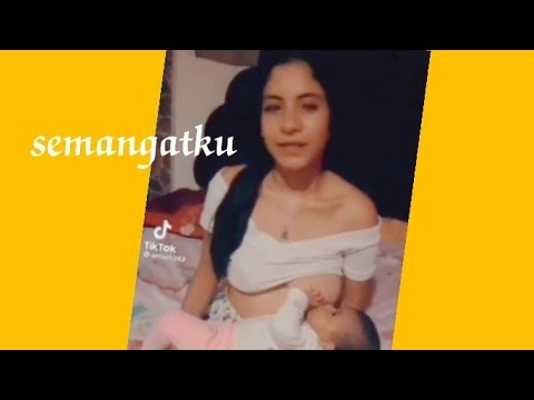 ibu muda menyusui bayi