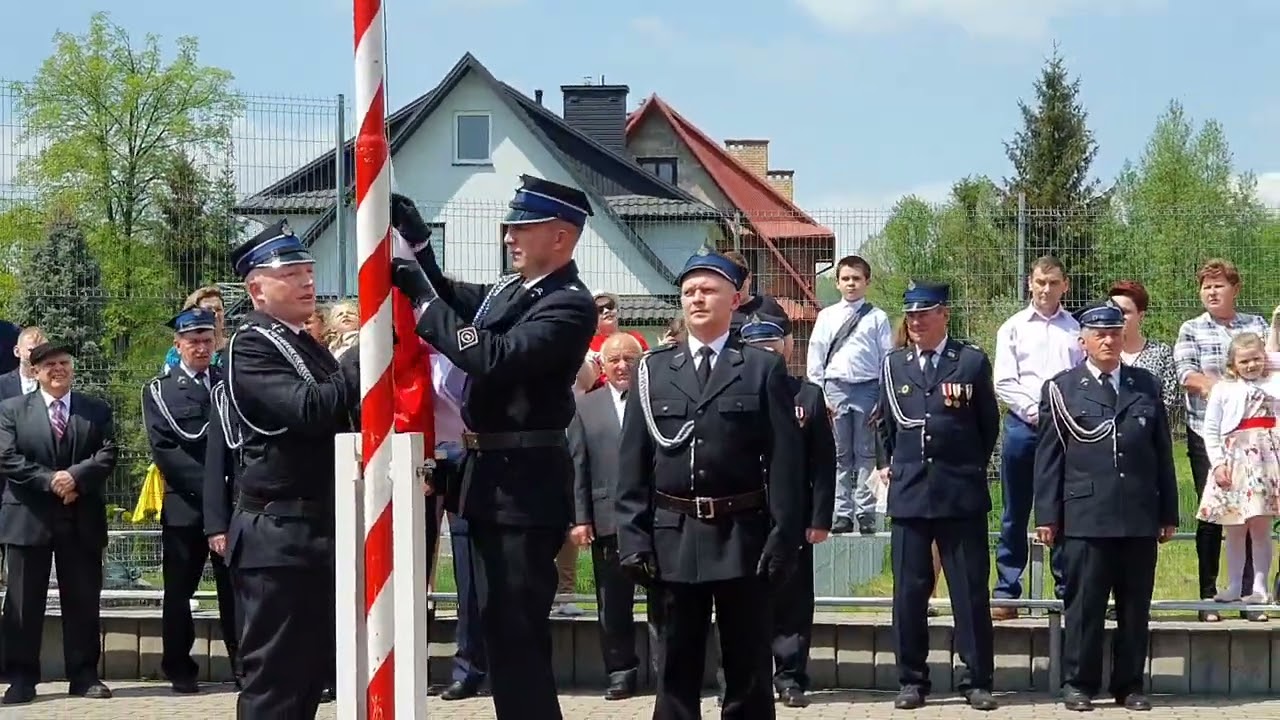 Przegląd pododdziałów i wciągnięcie flagi na masz, odegranie Hymnu Polski