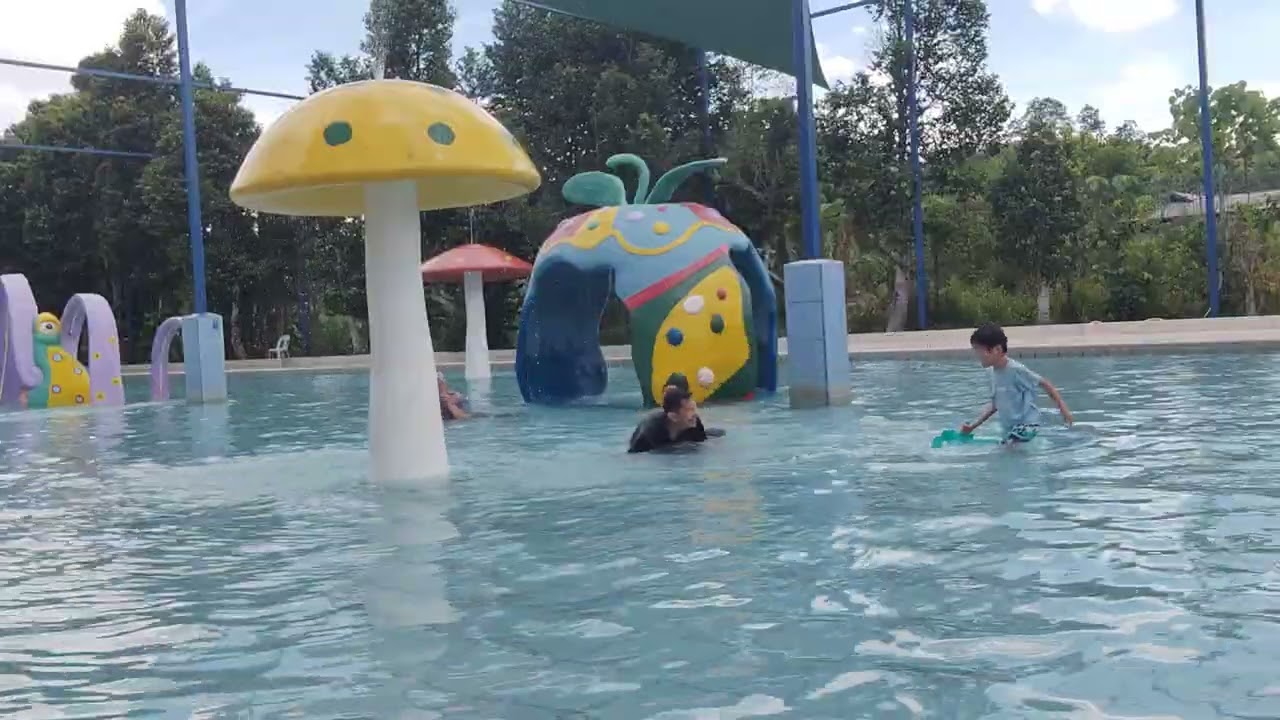 Kami mandi kolam masa cuti