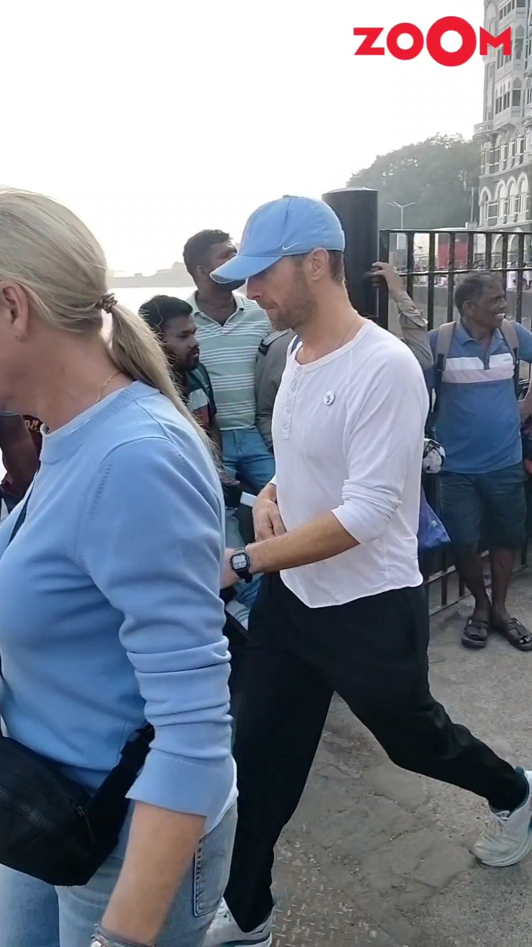 Coldplay's Chris Martin joins hands as fans hoot for him at the Gateway of India ? #shorts #coldplay