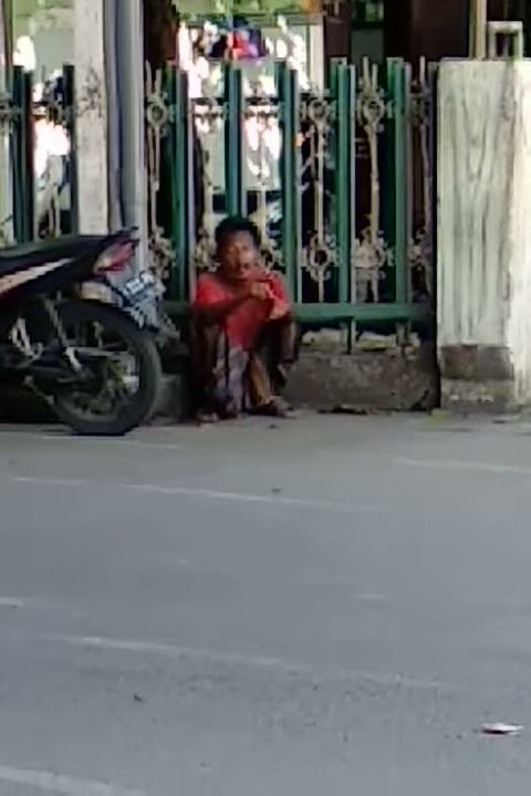 Orang gila bersholawat