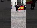Dos encapuchados queman una bandera de espaa en la upna