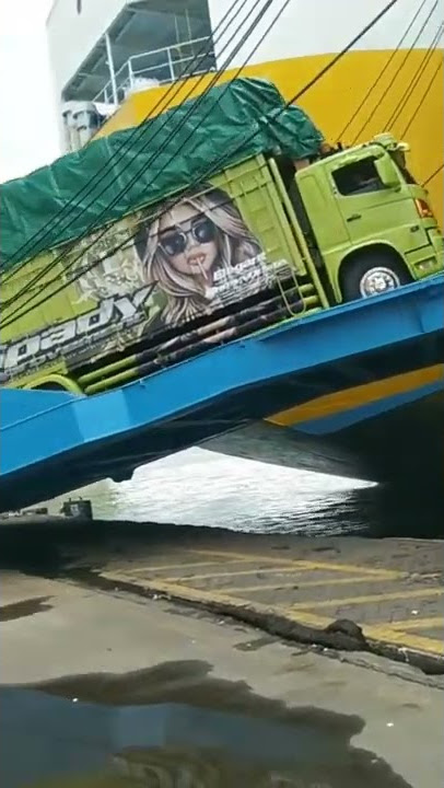 detik detik truck hino ngga kuat nanjak di kapal