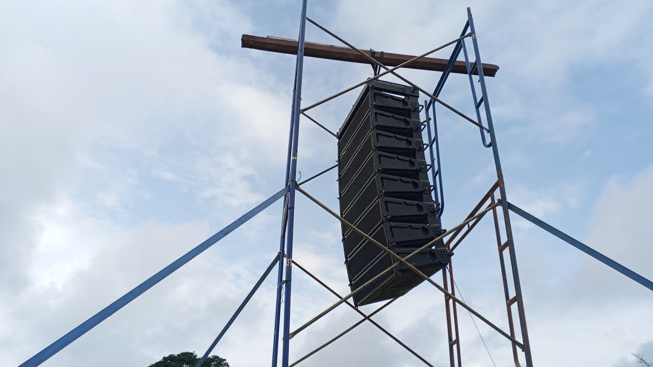 Pekamo Rigging Up Live Audio System For The Show. - YouTube