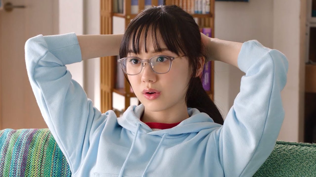 芦田愛菜、メガネ×パーカーの「オフモード」姿が可愛い！ | フィールド